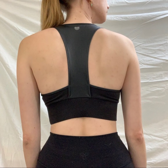 Black Sports Bra Forever 21 Athleisure Crop Top - Picture 2 of 7